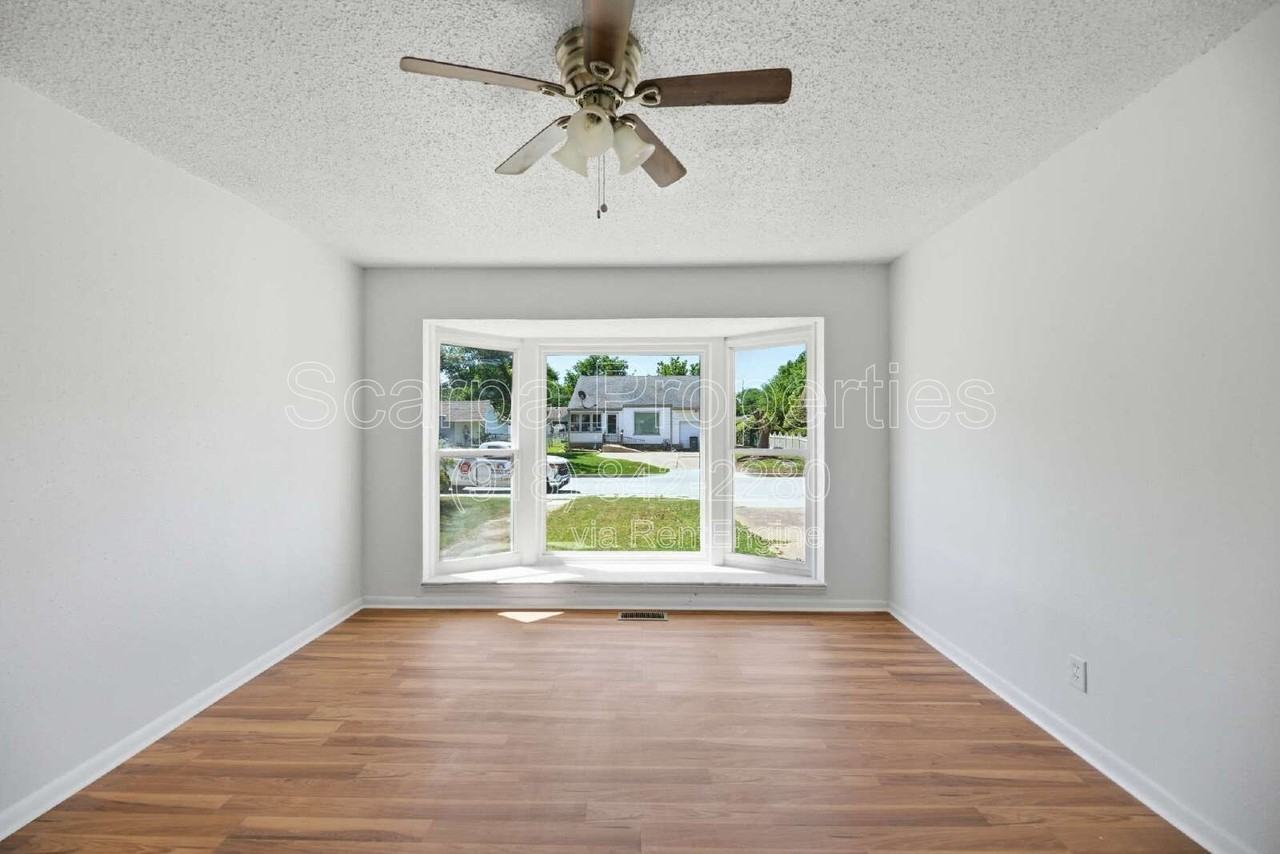 313 E Woodrow Pl - Photo 5 of 28