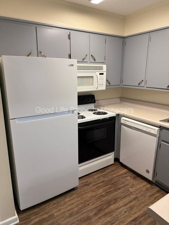1103 N 15th Ave #104 - Photo 4 of 10