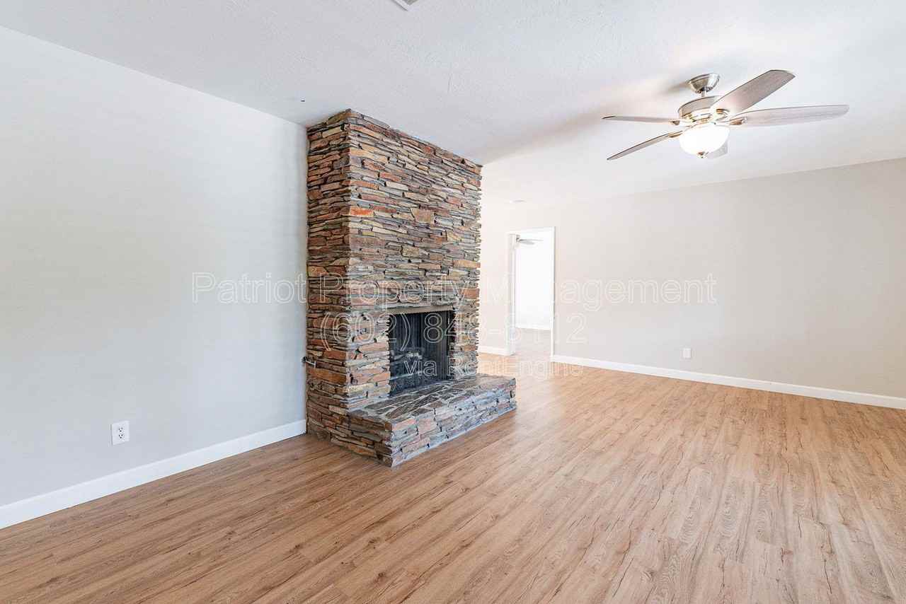 110 W Seldon Ln - Photo 3 of 49