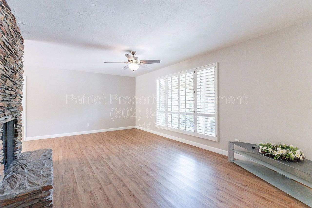 110 W Seldon Ln - Photo 4 of 49