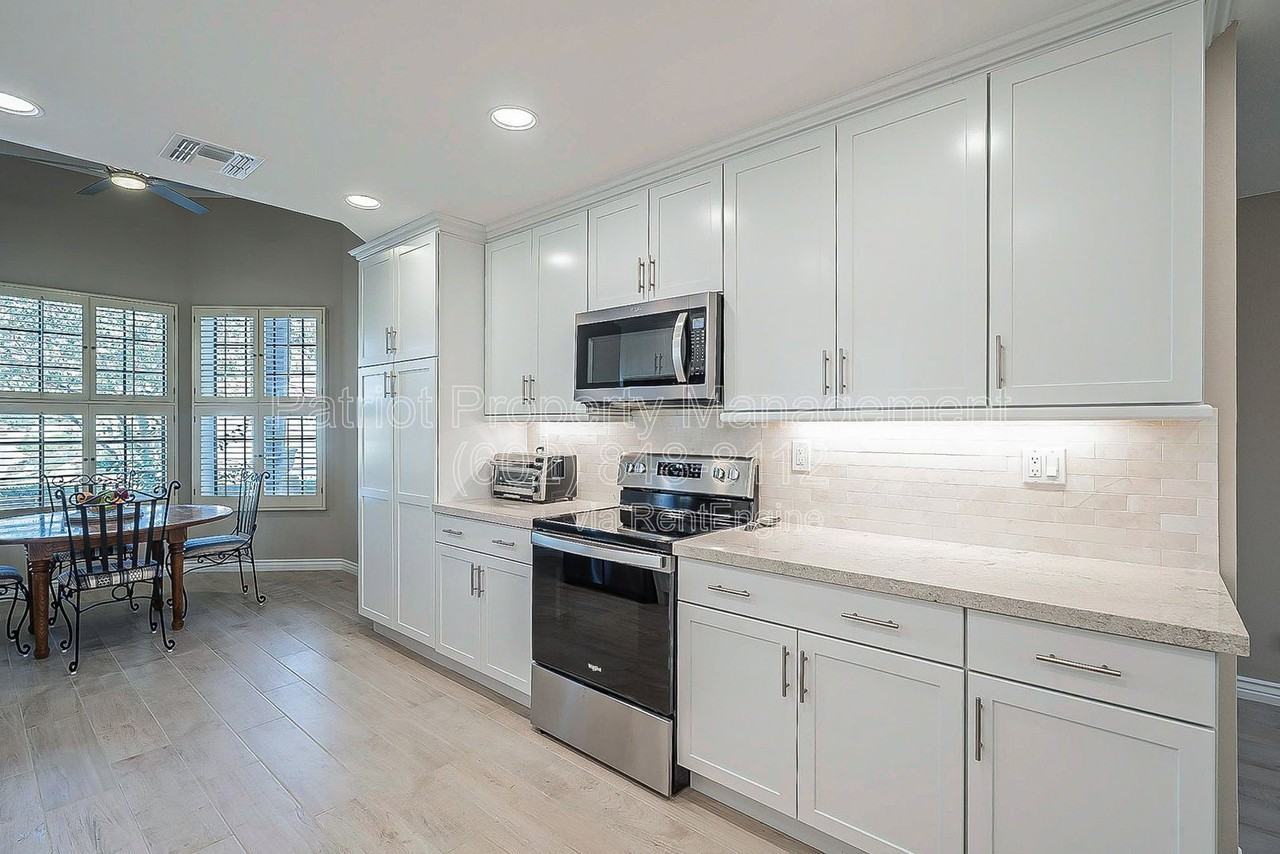 10527 E Fanfol Ln - Photo 7 of 50