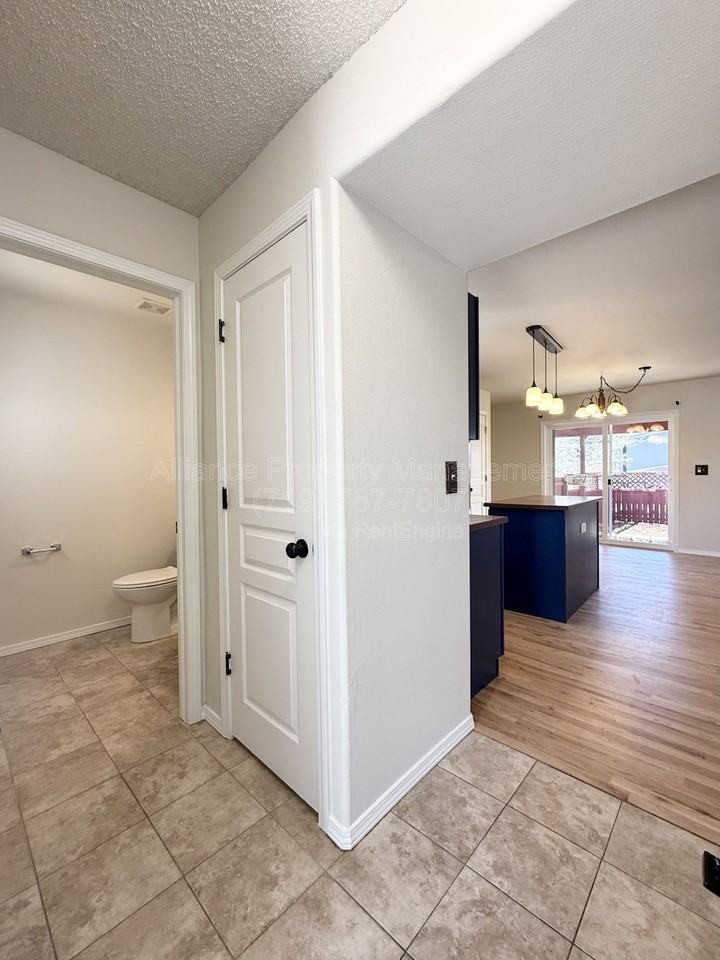 6510 Oakwood Blvd - Photo 4 of 43
