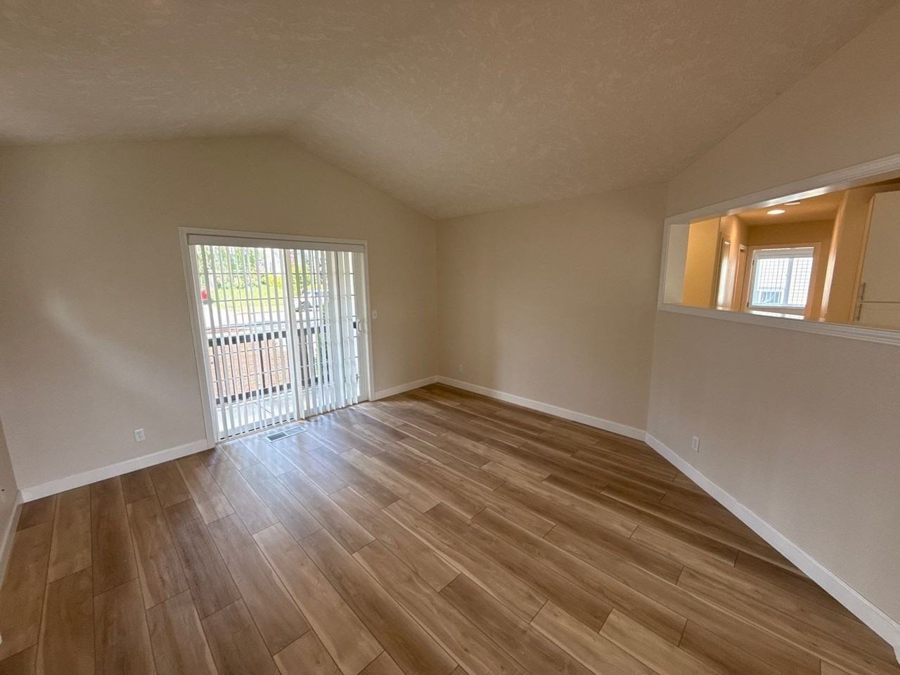 5512 Murray St Se - Photo 5 of 44