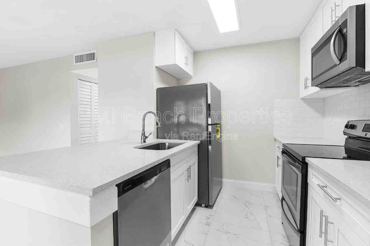 712 Meadows Cir - Photo 4 of 10