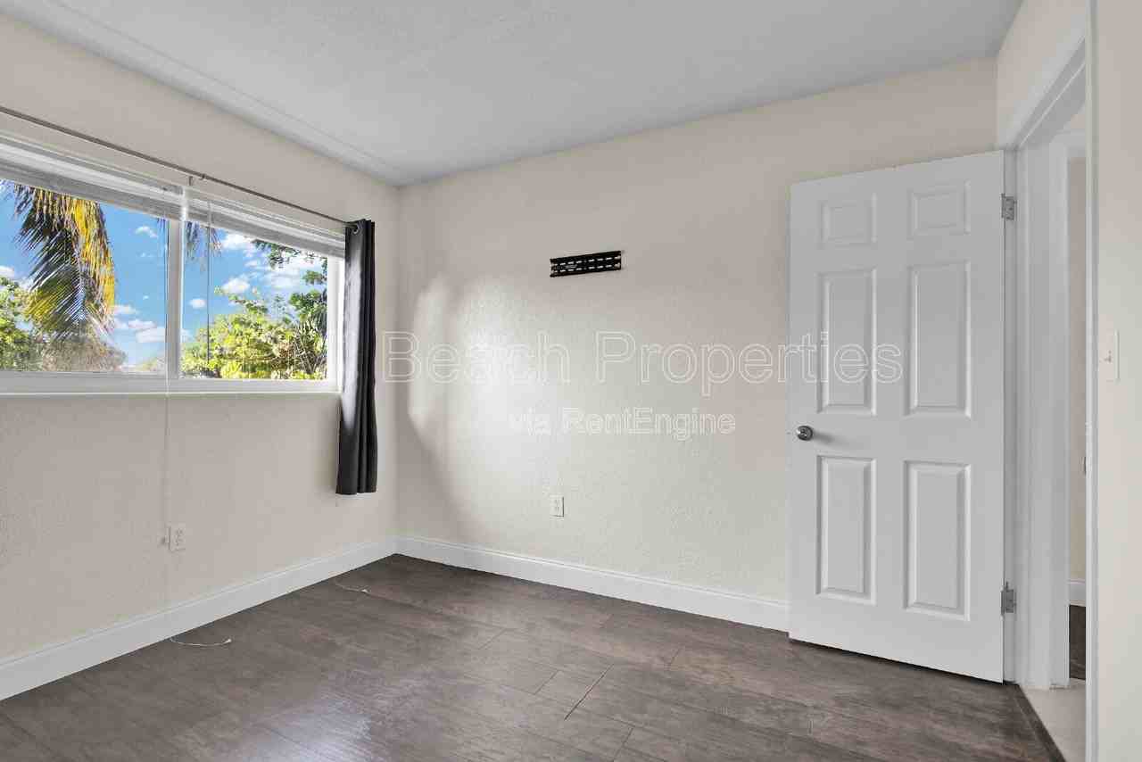 1821 Montague St - Photo 4 of 33