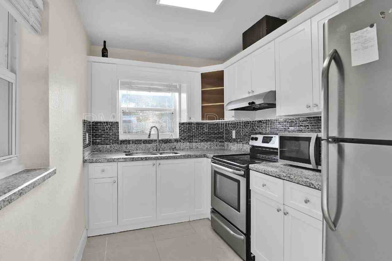 1821 Montague St - Photo 6 of 33