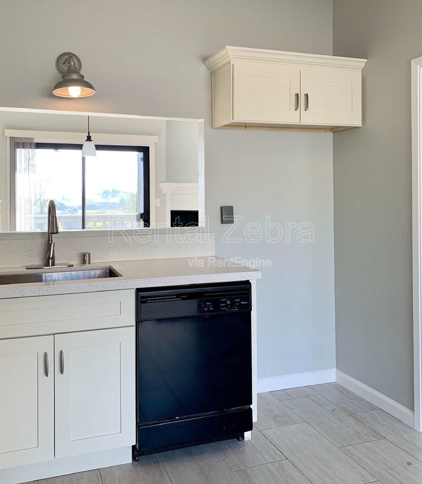 1592 Ashwood Dr - Photo 3 of 19
