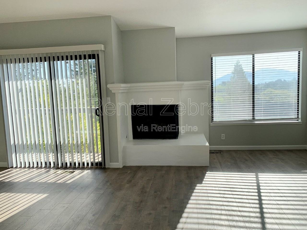 1592 Ashwood Dr - Photo 4 of 19