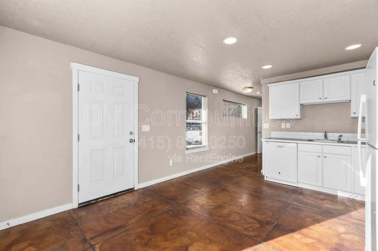 728 Nw Newport Ave #2D - Photo 2 of 10