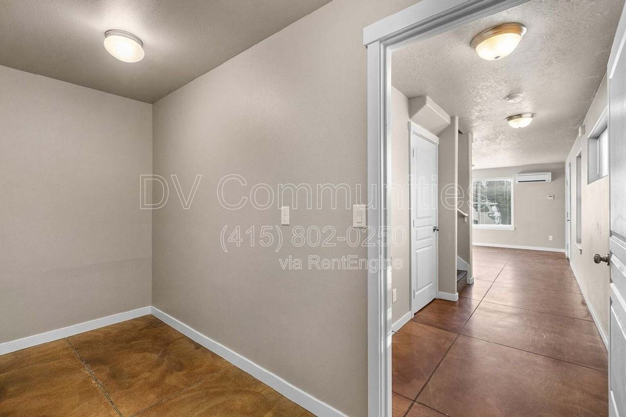728 Nw Newport Ave #2D - Photo 3 of 10
