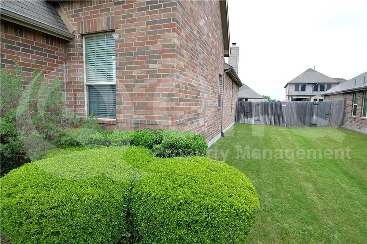 413 Driftwood Ct - Photo 3 of 24