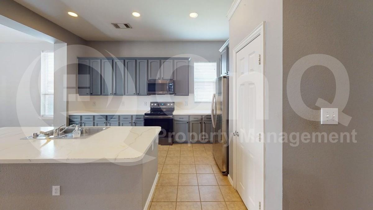 413 Driftwood Ct - Photo 5 of 24