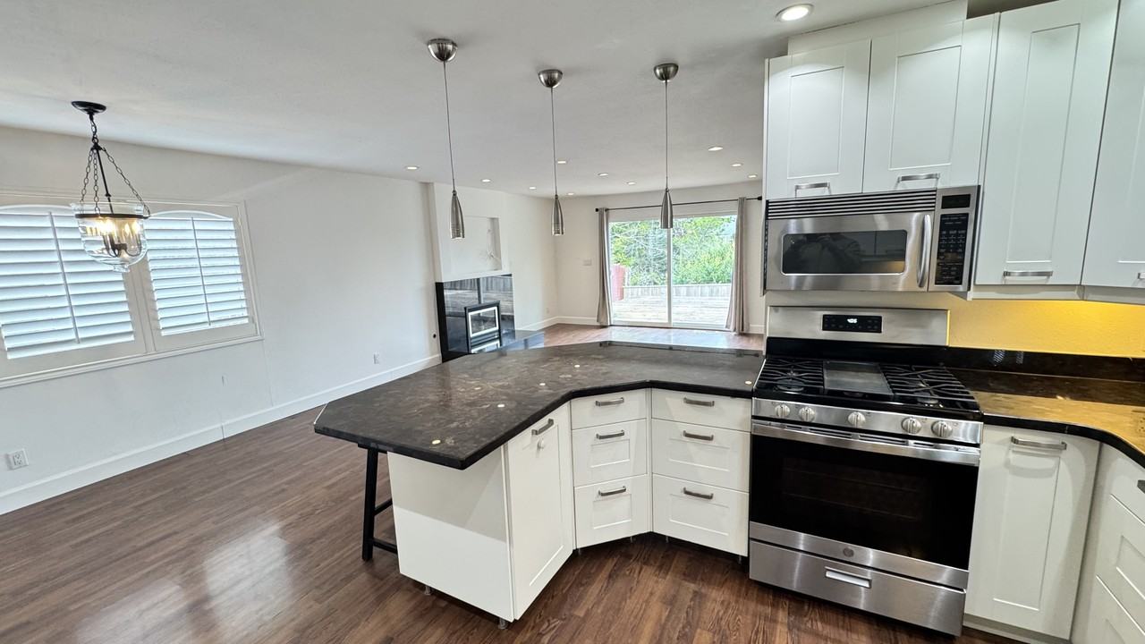 1134 Manzanita Dr - Photo 4 of 24