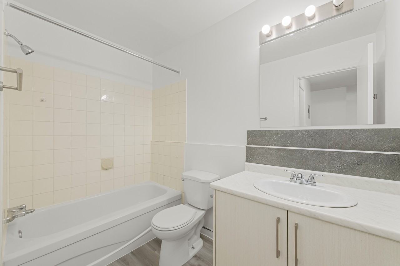 Courts Manor - Photo 7 of 10