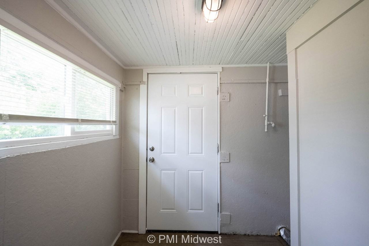 521 N Gladstone Ave #B - Photo 2 of 14