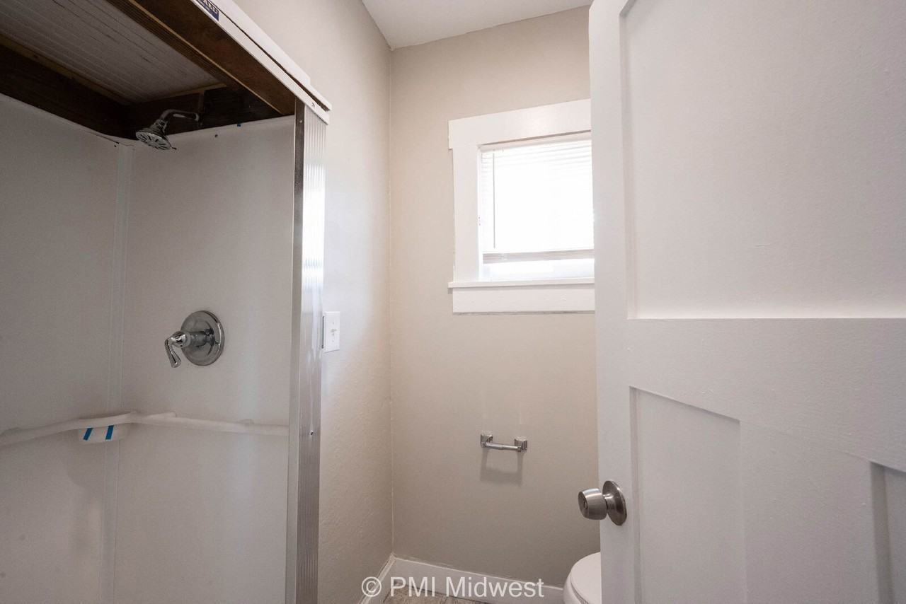 521 N Gladstone Ave #B - Photo 7 of 14