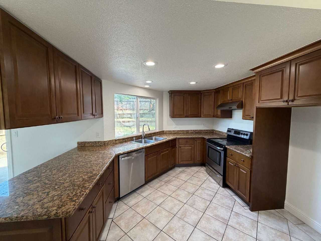 1089 Honey Ct - Photo 6 of 16