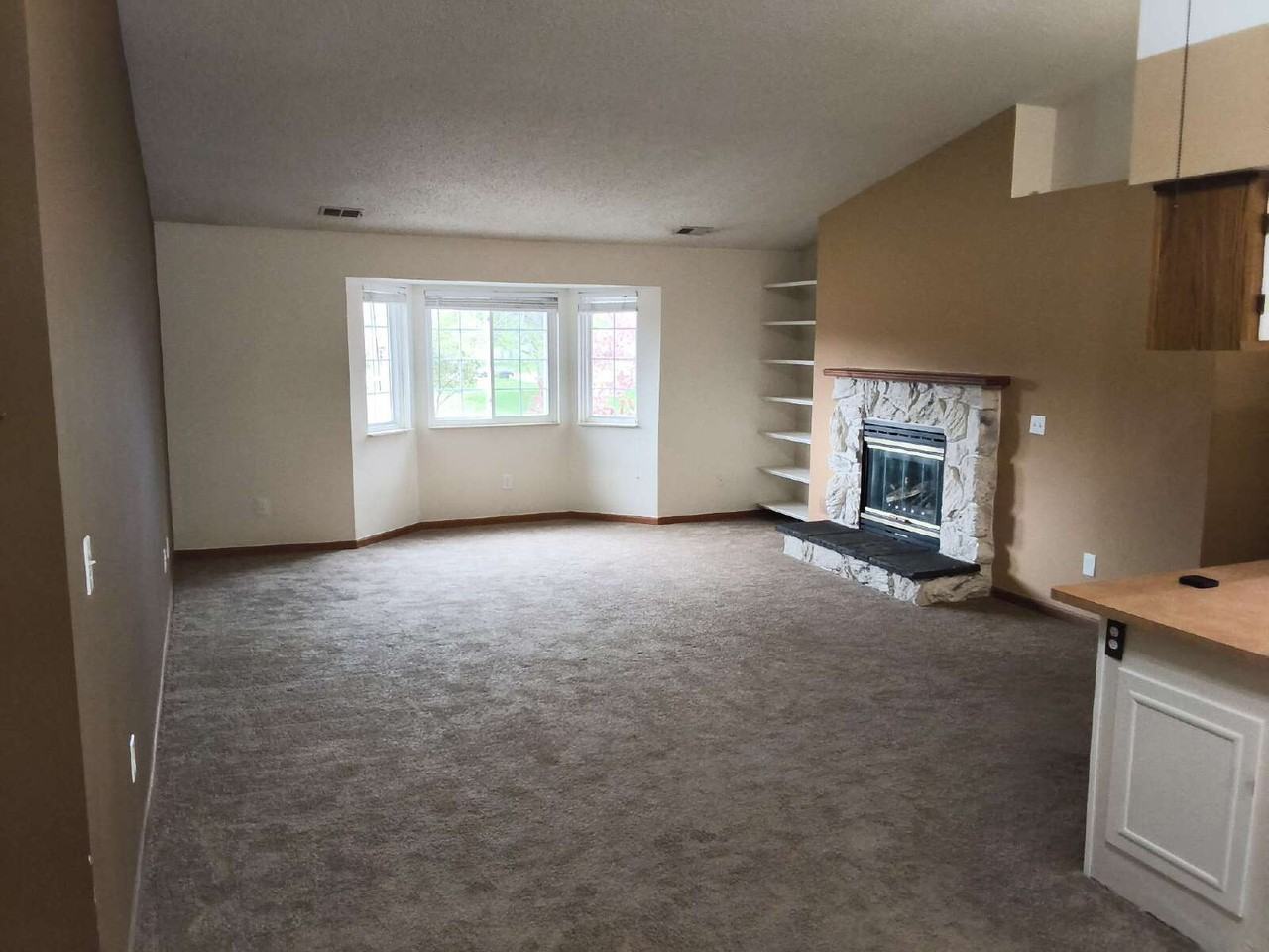 30512 Oakridge Manor Dr - Photo 2 of 9