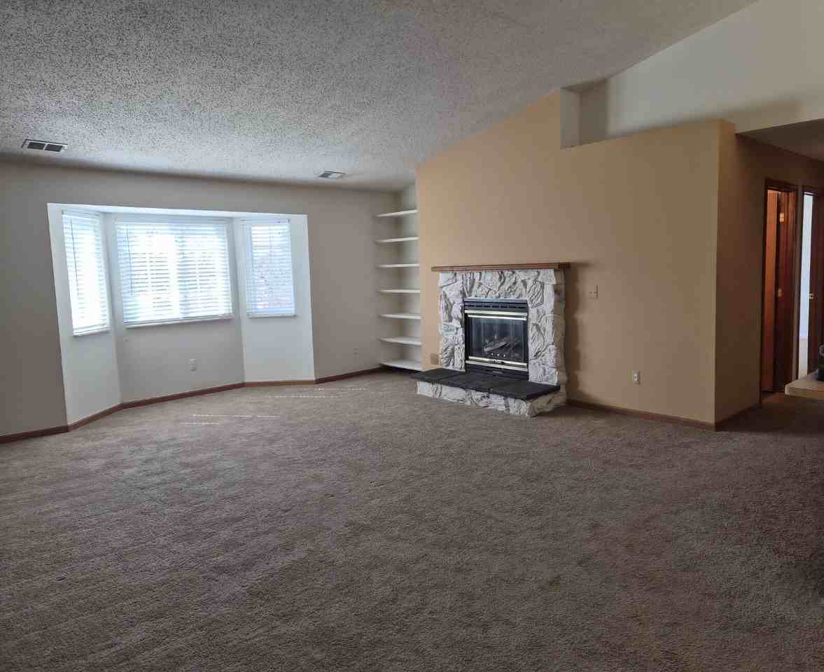 30512 Oakridge Manor Dr - Photo 3 of 9