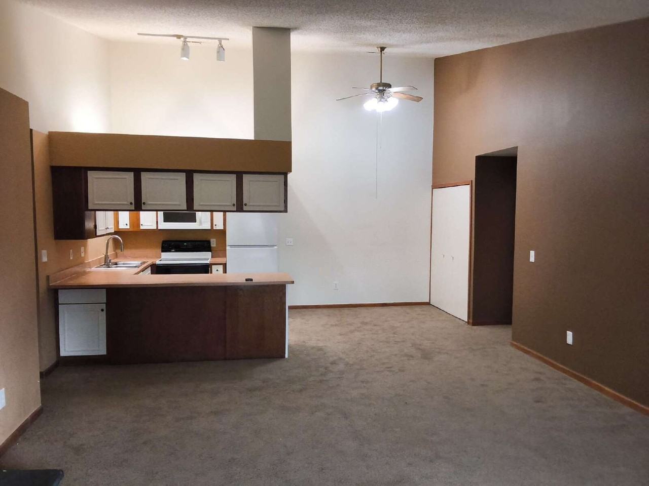 30512 Oakridge Manor Dr - Photo 4 of 9
