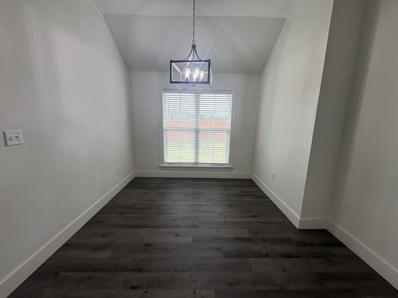 405 Ranger St - Photo 4 of 15