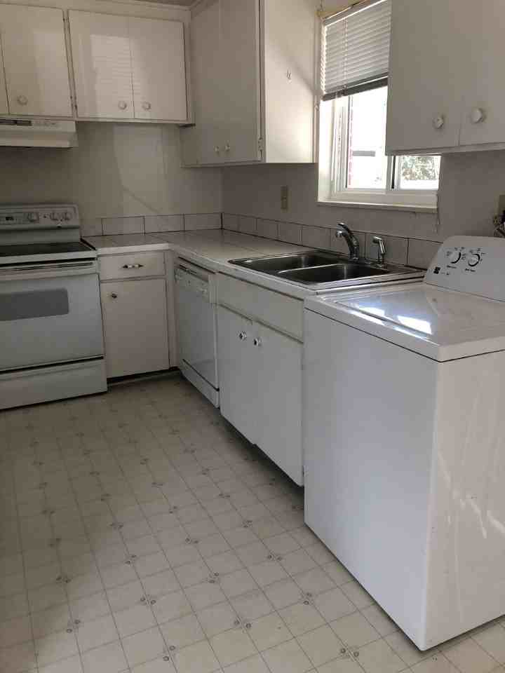 940 34th St - Photo 4 of 9