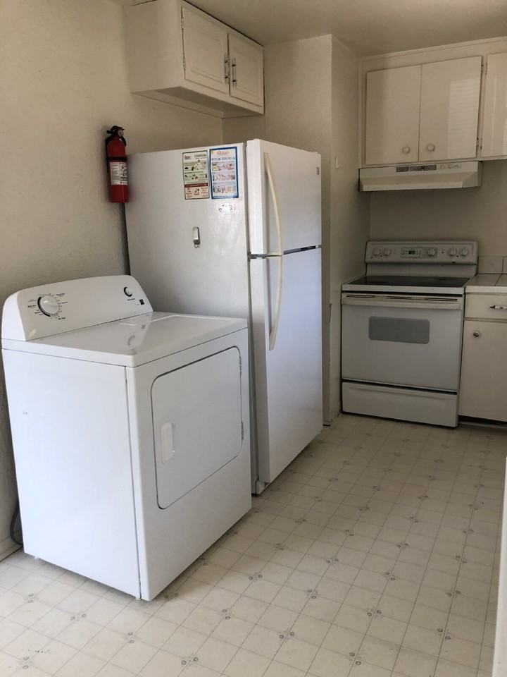 940 34th St - Photo 5 of 9