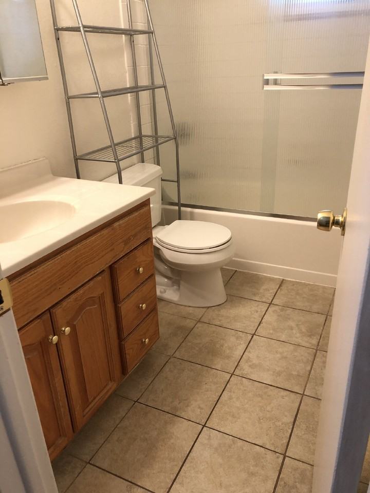 940 34th St - Photo 6 of 9