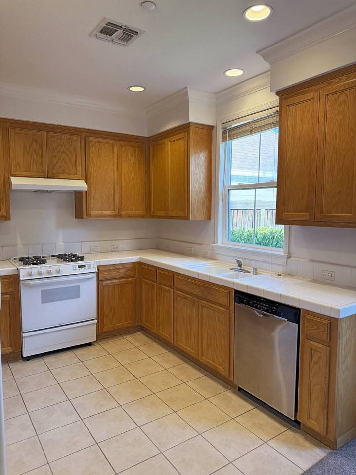 745 E Napa St - Photo 2 of 28