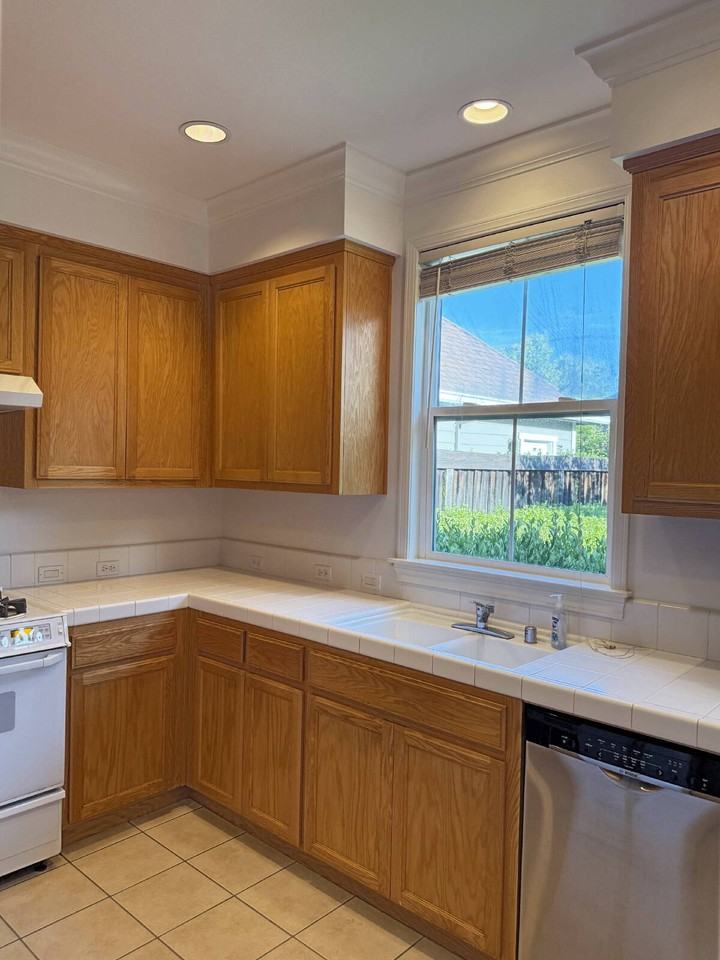 745 E Napa St - Photo 4 of 28