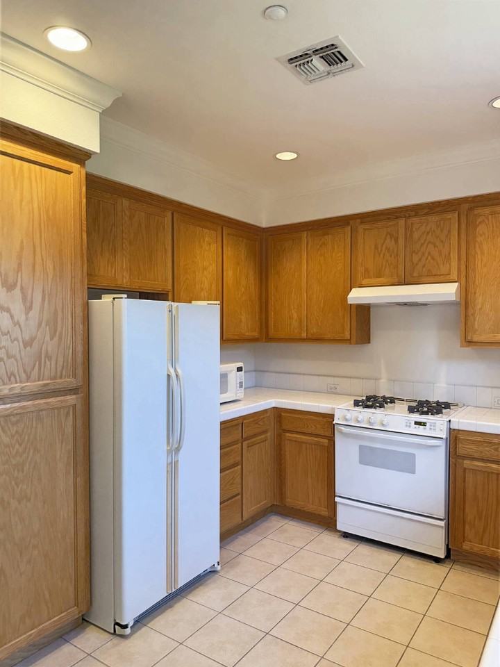 745 E Napa St - Photo 7 of 28