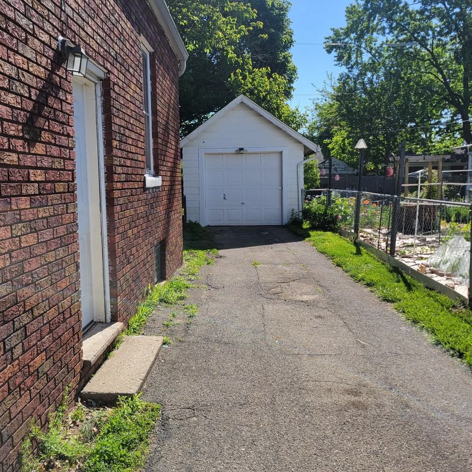 1421 N Berwick Ave - Photo 2 of 7