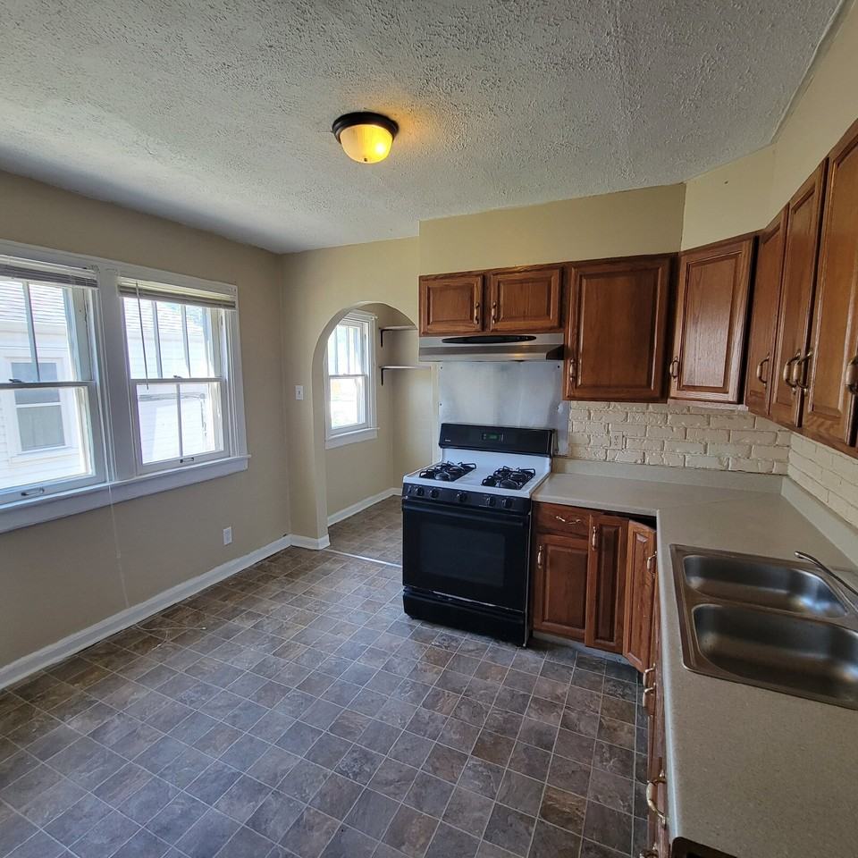 1421 N Berwick Ave - Photo 6 of 7