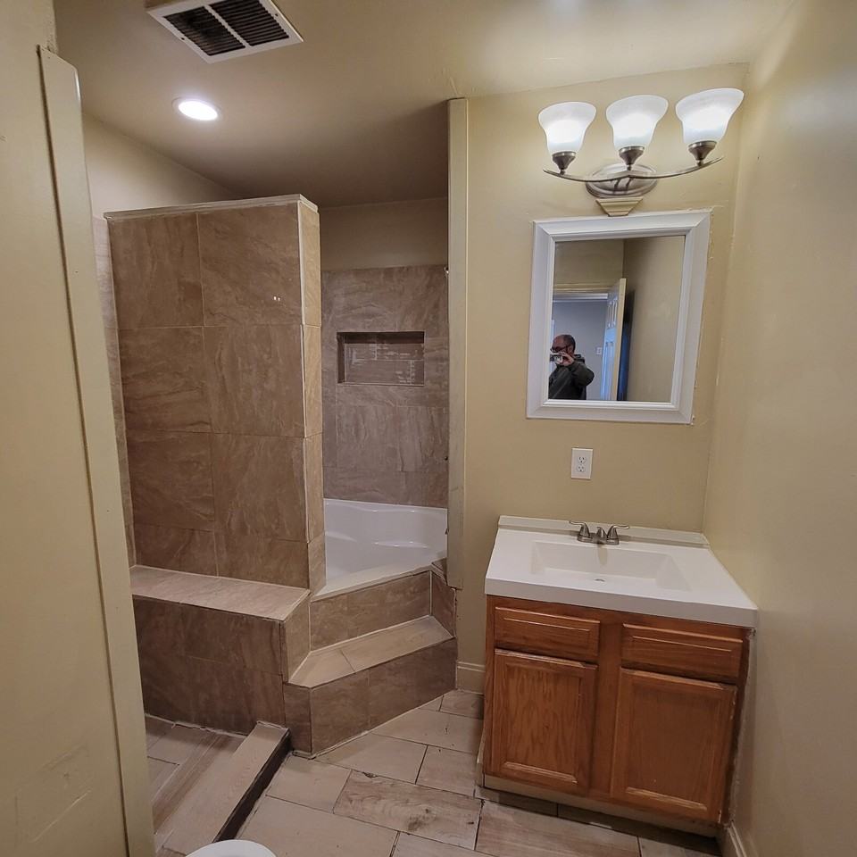 338 N Chester Ave - Photo 2 of 7