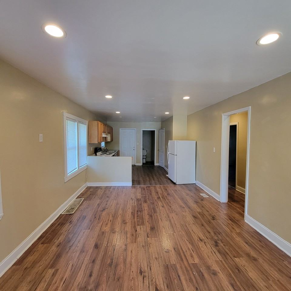 338 N Chester Ave - Photo 3 of 7