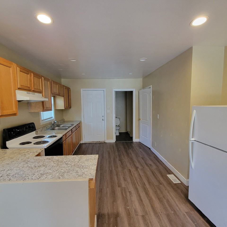 338 N Chester Ave - Photo 5 of 7