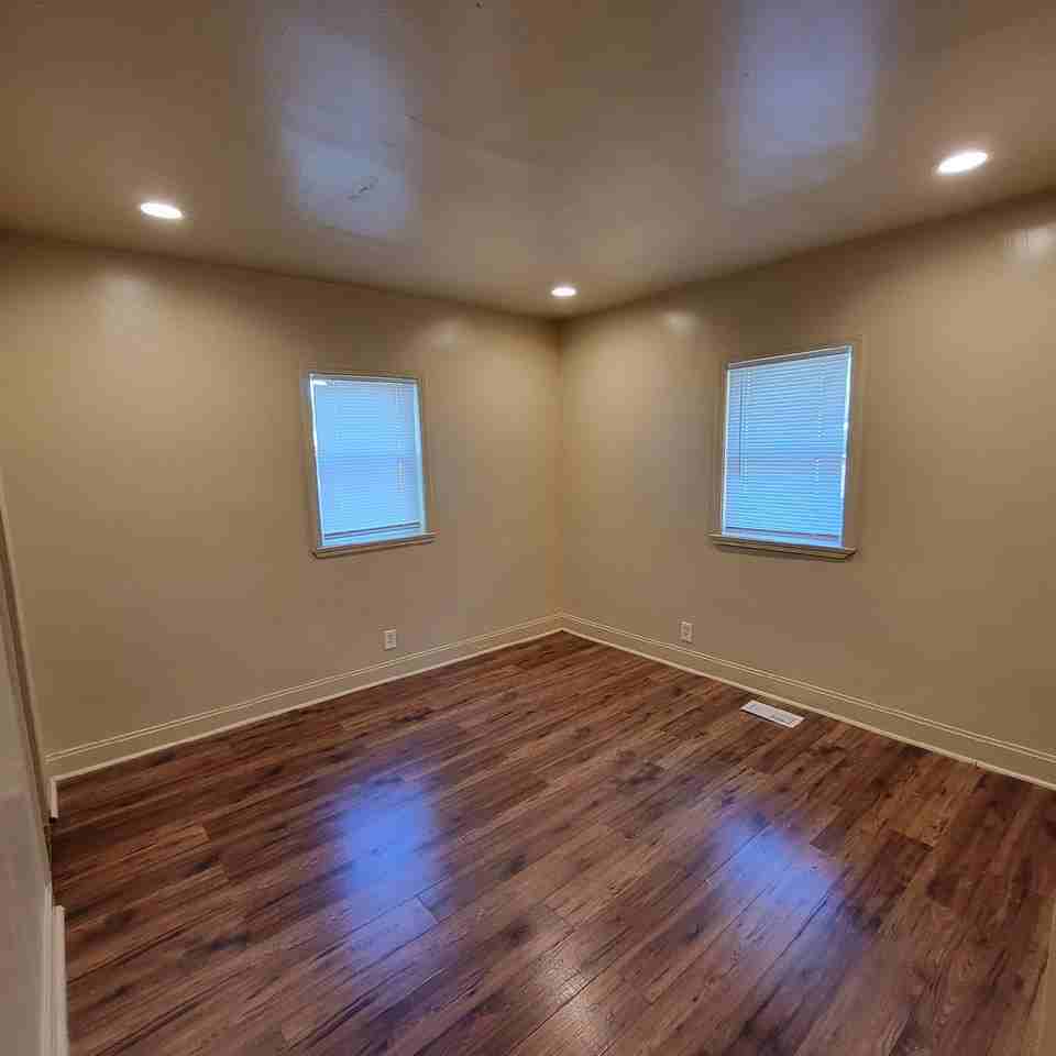 338 N Chester Ave - Photo 6 of 7