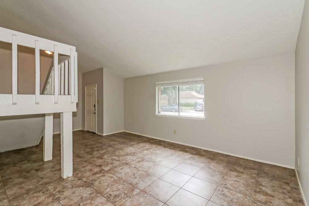 11923 Yeatmah Ln - Photo 4 of 17