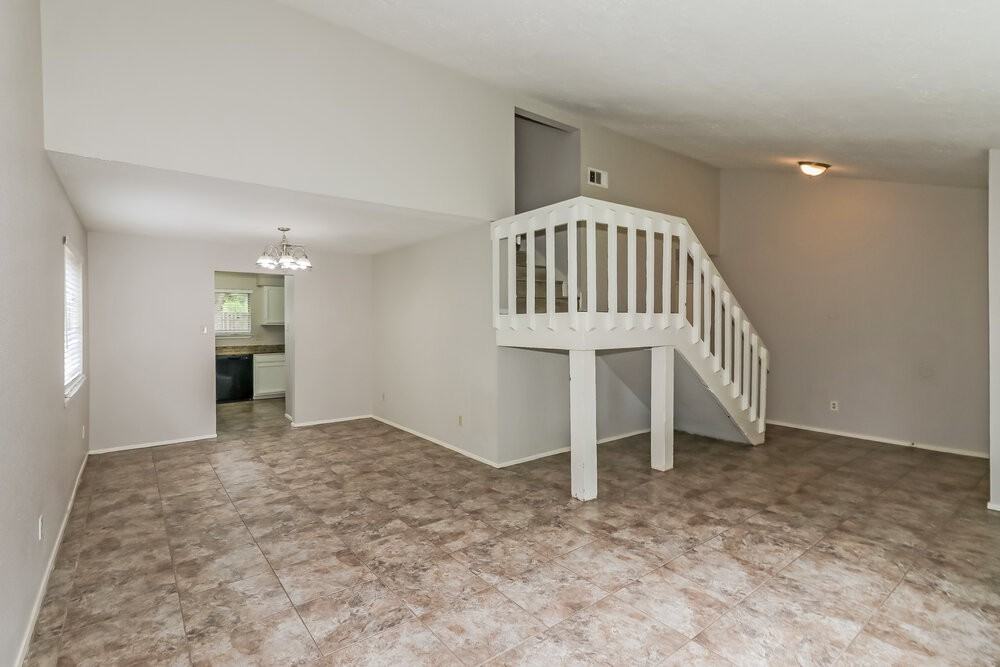 11923 Yeatmah Ln - Photo 5 of 17