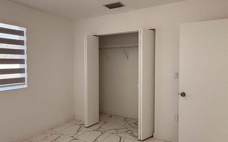 811 E 52nd St #101 - Photo 4 of 9