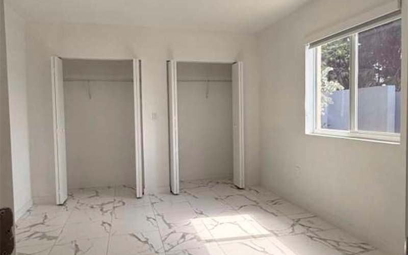 811 E 52nd St #101 - Photo 6 of 9
