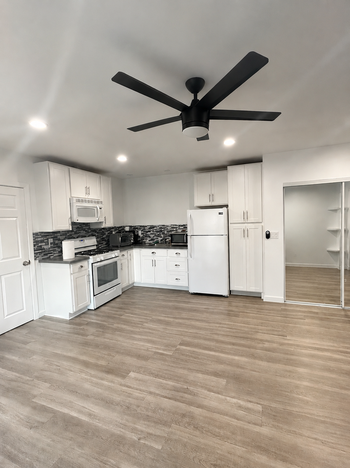 6851 Thelma Ave #B - Photo 2 of 7