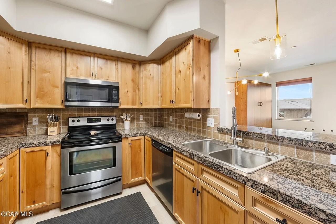 175 Spinner St - Photo 3 of 25