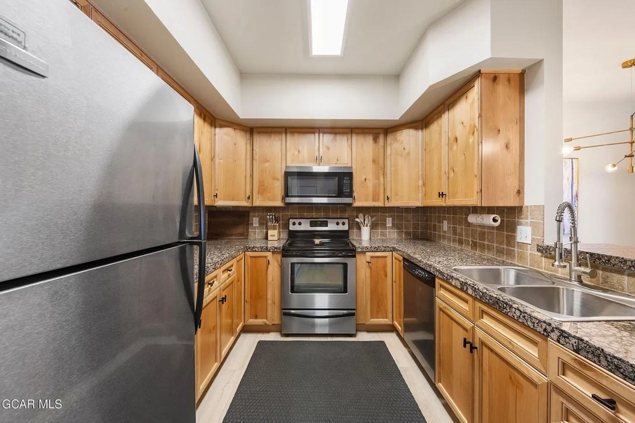 175 Spinner St - Photo 4 of 25