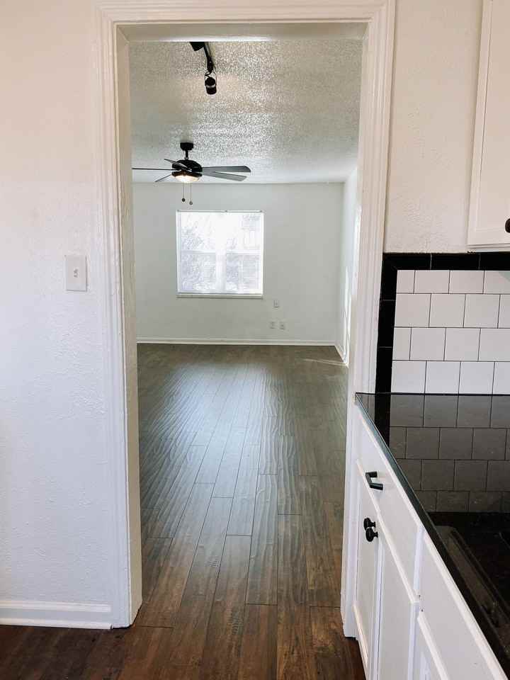 1722 N Lindsay Ave - Photo 5 of 17