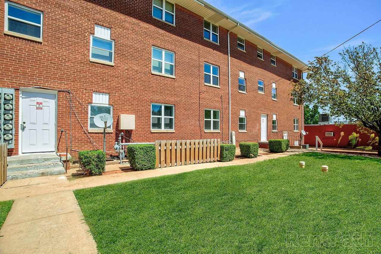 1722 N Lindsay Ave - Photo 2 of 13