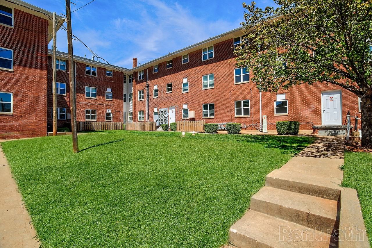 1722 N Lindsay Ave - Photo 3 of 13