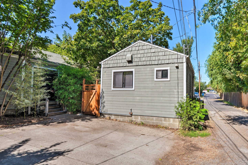 673 Siskiyou Blvd - Photo 3 of 23