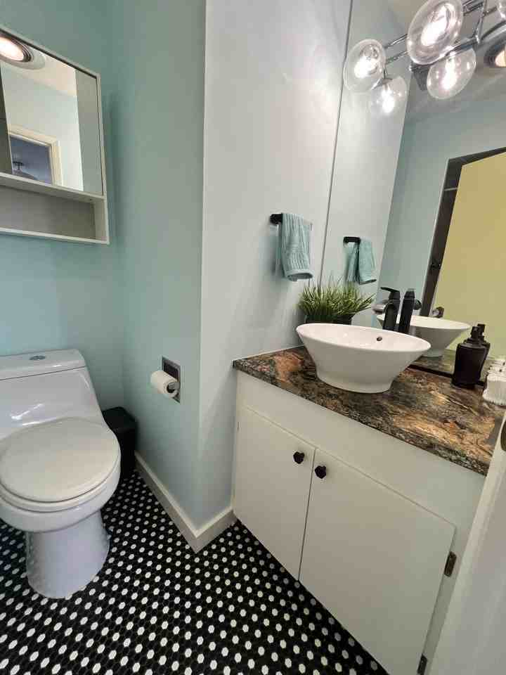 1910 Ne Crane St - Photo 7 of 9