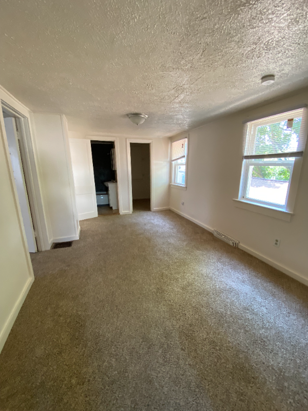 655 1/2 Faulkner Ave - Photo 7 of 11